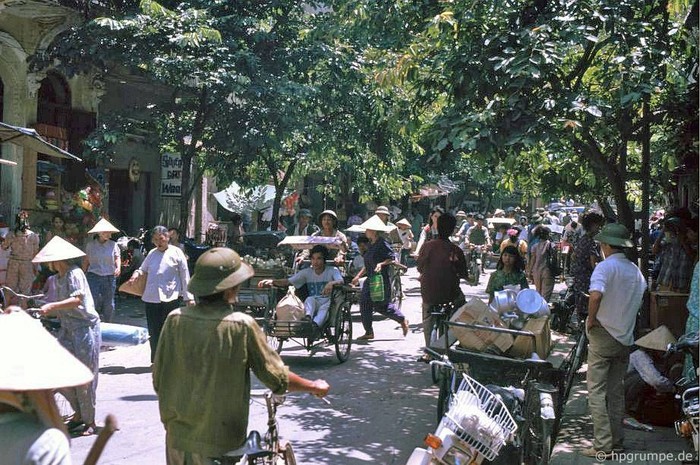 Hà Nội tấp nập người xe, 1993.